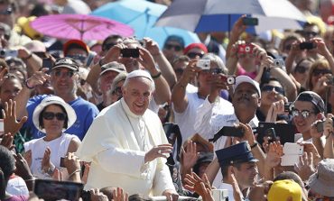 Pope: Politics, economics must serve all people