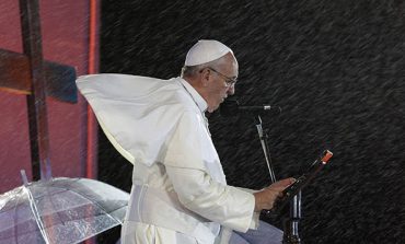 Amidst storm, pope invites pilgrims to follow Jesus