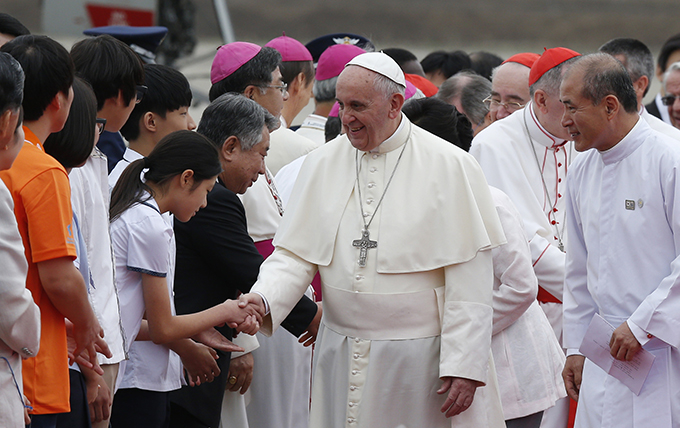 Pope Francis greets people as he arrives  in Seoul, South Korea, Aug. 14. The pope will beatify Korean martyrs and participate in the sixth Asian Youth Day during his five-day visit to South Korea. (CNS photo/Paul Haring)