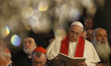 Pope prays in Istanbul mosque, rallies local Christians