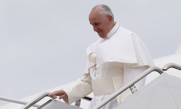 Pope Francis arrives in U.S. to begin three-city visit
