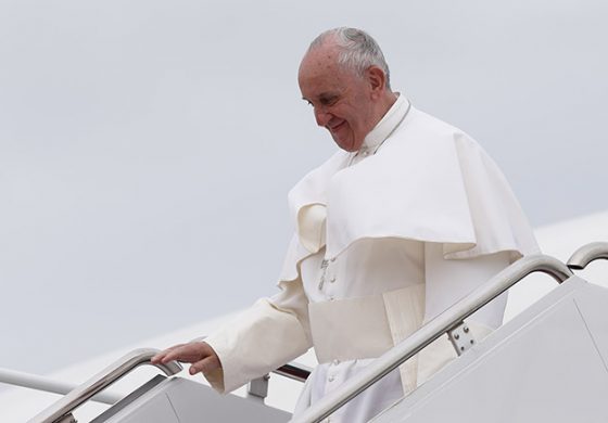 Pope Francis arrives in U.S. to begin three-city visit