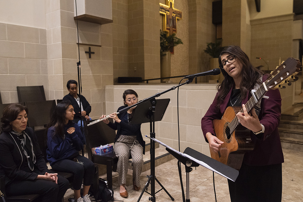 Celene Orozco toca la guitarra y dirige el ensayo del coro Instrumento de tu Paz de la parroquia de San Francisco de Asís en Frisco, el 12 de octubre de 2023.