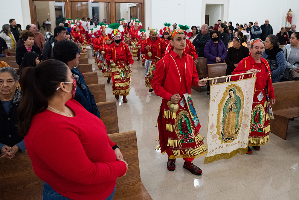 FOTOS: ESPECIAL PARA RC/BEN TORRES La Danza Peregrina de la Iglesia de Santa Cecilia, participará este 11 de diciembre en la peregrinación guadalupana. En la foto, danzan en la Misa del 22 de noviembre en esa parroquia de Dallas.