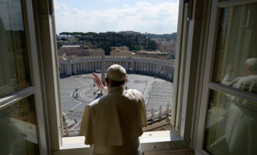 Pope prays for clergy, public service employees working during lockdown