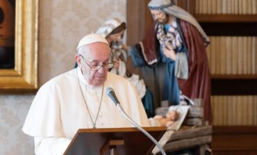Pope announces yearlong reflection on family, 'Amoris Laetitia'