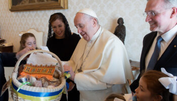 Pope blesses Easter basket symbolic of Knights' care packages for refugees