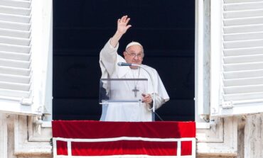 Pope leads Angelus, thanks people for prayers for his recovery